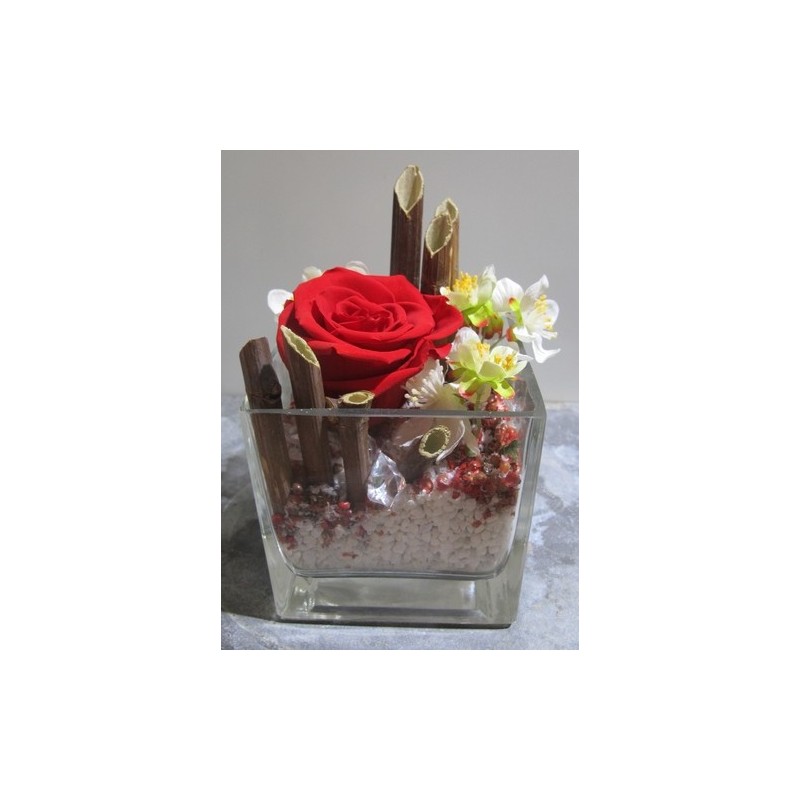 Rose unique dans vase carré - Fleurs stabilisées